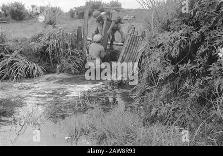 Azioni di purificazione intorno a Medan Medan-Brastagi: Azione detergente nell'area di Medan. Smorzando i torrenti di montagna, il TNI sta cercando di inondare la zona. Il genio del campo maschile ripara il difetto entro un breve periodo Data: 13/10/1947 luogo: Indonesia, Indie orientali olandesi, Sumatra Foto Stock