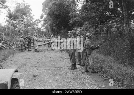 Azioni di purificazione intorno a Medan Medan-Brastagi: Azione detergente nell'area di Medan. [Colonnello P. Scholten (con pipe) in primo piano, in veste di spettatore alla bonifica di un blocco stradale] Data: 13/10/1947 Località: Indonesia, Indie Orientali Olandesi, Sumatra Foto Stock