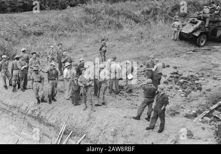 Azioni di purificazione intorno a Medan Medan-Brastagi: Azione detergente nell'area di Medan. Un veicolo di combattimento protegge il genio che ha aperto la strada per i pezzi di pietra, sollevato come barriera dal TNI Data: 13/10/1947 posizione: Indonesia, Indie Orientali olandesi, Sumatra Foto Stock