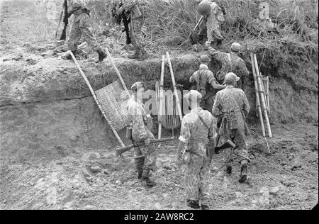 Azioni di purificazione intorno a Medan Medan-Brastagi: Azione detergente nell'area di Medan. Tankval sulla strada lungo il Piso-Piso. Prima che il genio sia al lavoro, l'ambiente è esplorato fanteria potenziali imboscati Data: 13/10/1947 posizione: Indonesia, Indie orientali olandesi, Sumatra Foto Stock