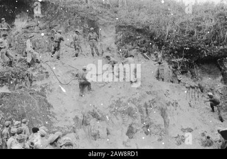 Azioni di purificazione intorno a Medan Medan-Brastagi: Azione detergente nell'area di Medan. La strada lungo il Piso-Piso è trafitto con trappole per carri armati dal TNI. Per chiudere questi usato Genie marl che con martelli pneumatici dalla montagna è rilasciato data: 13 ottobre 1947 posizione: Indonesia, Indie orientali olandesi, Sumatra Foto Stock