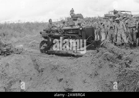 Azioni di purificazione intorno a Medan Medan-Brastagi: Azione detergente nell'area di Medan. La strada lungo il Piso-Piso è trafitto con trappole per carri armati dal TNI. Il bulldozer sta arrivando a portata di mano per chiudere i fori Data: 13 ottobre 1947 Ubicazione: Indonesia, Indie orientali olandesi, Sumatra Foto Stock
