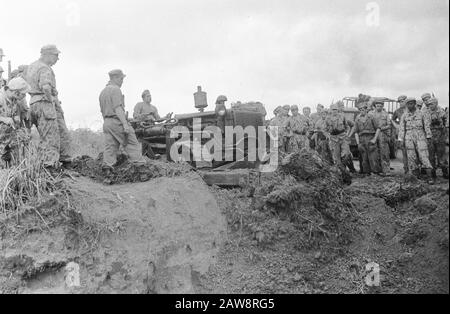 Azioni di purificazione intorno a Medan Medan-Brastagi: Azione detergente nell'area di Medan. La strada lungo il Piso-Piso è trafitto con trappole per carri armati dal TNI. Il bulldozer sta arrivando a portata di mano per chiudere i fori Data: 13 ottobre 1947 Ubicazione: Indonesia, Indie orientali olandesi, Sumatra Foto Stock