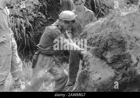 Azioni di purificazione intorno a Medan Medan-Brastagi: Azione detergente nell'area di Medan. Mansfield High Rocks - presso il TNI delle pendici di montagna giù gestort- bloccare la strada di pattuglia. Il genio è con esplosivi fatti a rein Data: 13 ottobre 1947 Località: Indonesia, Indie Orientali Olandesi, Sumatra Foto Stock