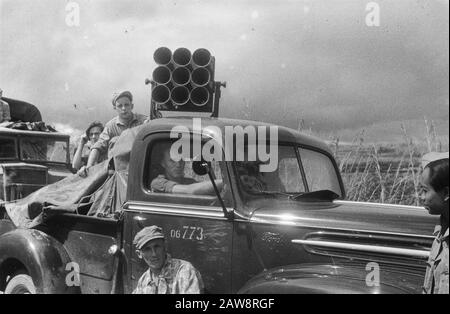 Azioni di purificazione intorno a Medan Medan-Brastagi: Azione detergente nell'area di Medan. La pattuglia motorizzata esegue anche il carro Beachmaster lungo. Utilizzando questo sistema amplificatore è la popolazione dell'arrivo delle nostre truppe è stato informato e rassicurato Data: 13 ottobre 1947 posizione: Indonesia, Indie orientali olandesi, Sumatra Foto Stock