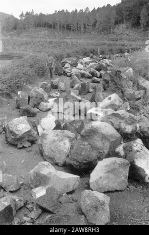 Azioni di purificazione intorno a Medan Medan-Brastagi: Azione detergente nell'area di Medan. La strada di montagna lungo il Piso-Piso è soffocata da massi, che sono pagati dal TNI delle pendici della montagna Data: 13 ottobre 1947 posizione: Indonesia, Indie Orientali Olandesi, Sumatra Foto Stock