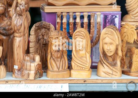 Figure religiose in legno in vendita come souvenir turistici al mercato di Nazareth, Israele Foto Stock