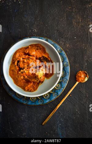 Gustoso pollo al curry al burro o tikka masala di pollo con sugo, curry indiano popolare nel Regno Unito, tradizionale piatto di curry britannico indiano. Cibo indiano, Mughal Foto Stock