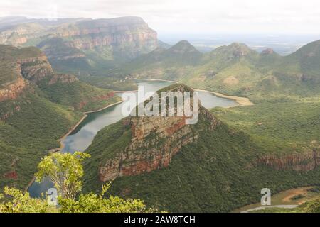Affacciato sul lago con le montagne al iSimangaliso Wetland Park Foto Stock