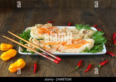 Insalata kimchi-insalata di verdure o verdure fermentate in cucina coreana. Famoso piatto laterale tradizionale di verdure salate e fermentate, come napa c. Foto Stock