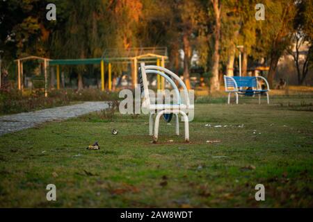 Panchina in un parco in una soleggiata mattina invernale Foto Stock