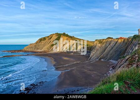 Il flysch a Zumaia e il Mar Cantabrico, Spagna Foto Stock