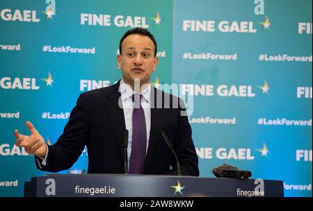 Carlow Town, Irlanda. 6th Feb 2020. Elezioni Generali Irlandesi 2020. Taoiseach (primo Ministro) Leo Varadkar alla conferenza stampa finale principale di fine Gael della loro Campagna Elettorale Generale presso l'Istituto di tecnologia, Carlow Town. Foto: Eamonn Farrell/RollingNews.ie/Alamy Live News Credit: RollingNews.ie/Alamy Live News Foto Stock