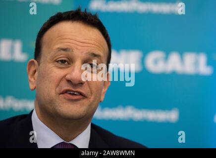 Carlow Town, Irlanda. 6th Feb 2020. Elezioni Generali Irlandesi 2020. Taoiseach (primo Ministro) Leo Varadkar alla conferenza stampa finale principale di fine Gael della loro Campagna Elettorale Generale presso l'Istituto di tecnologia, Carlow Town. Foto: Eamonn Farrell/RollingNews.ie/Alamy Live News Credit: RollingNews.ie/Alamy Live News Foto Stock