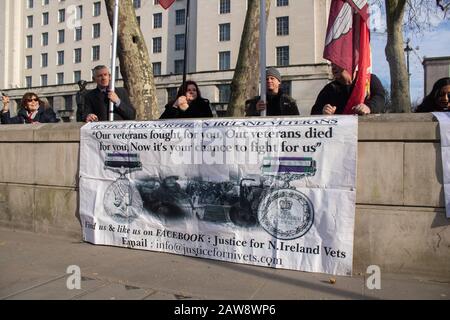 Londra, Regno Unito - 7 febbraio 2020: I veterani britannici protestano di fronte a Downing Street contro i procedimenti penali per presunte azioni penali durante I Problemi nell'Irlanda del Nord. Gli ex membri delle forze di sicurezza britanniche sono in fase di indagine e si trovano ad affrontare procedimenti giudiziari e accuse storiche di omicidio in relazione ai loro doveri rispetto a incidenti che risalgono a 20-50 anni fa in Irlanda del Nord e al loro ruolo nelle uccisioni della domenica di sangue. Amer ghazzal/Alamy Live News Foto Stock