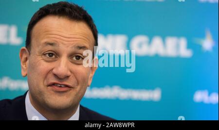 Carlow Town, Irlanda. 6th Feb 2020. Elezioni Generali Irlandesi 2020. Taoiseach (primo Ministro) Leo Varadkar alla conferenza stampa finale principale di fine Gael della loro Campagna Elettorale Generale presso l'Istituto di tecnologia, Carlow Town. Foto: Eamonn Farrell/RollingNews.ie/Alamy Live News Credit: RollingNews.ie/Alamy Live News Foto Stock