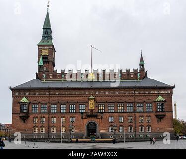 Municipio Di Copenaghen. Edificio e torre di mattoni rossi decorati in stile romantico nazionale dall'architetto Martin Nyrop. Costruito 1892-1905 su Rådhusplads Foto Stock