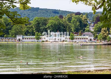 Gmunden, Austria - 28 giugno 2014: Spiaggia di balneazione / lido di Gmunden - vista dal Toscanapark Foto Stock