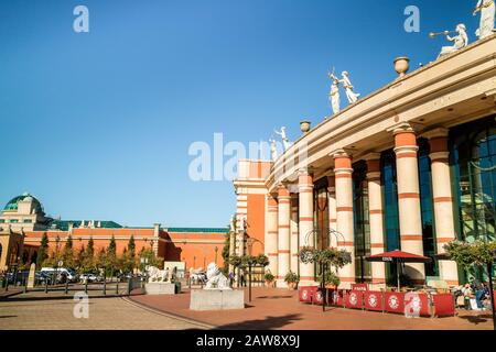 All'esterno del Trafford Centre, un grande centro commerciale al coperto e un complesso per lo svago nella Greater Manchester, Regno Unito. Foto Stock