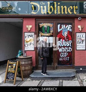 Il pub irlandese tradizionale di Dublino mostra lo sport dal vivo A Copenhagen, Danimarca Foto Stock