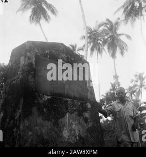 Relazione Hollandia [Manokwari. Un uomo è in piedi da un memoriale intitolato soli deo Gloria, la creazione di un posto missionario nell'isola di Mansinam nel Dorehbaaivan missionari Ottow e Geissler il 5 febbraio 1855] Data: Febbraio 1947 luogo: Indonesia, Manokwari, Indie orientali olandesi, nuova Guinea Foto Stock