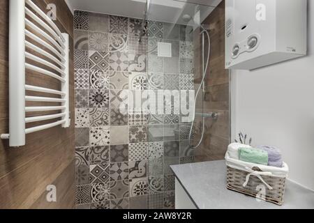 Eleganza e bagno accogliente dei vostri sogni. Interno vero, piccolo bagno con vasca, lavandino e wc ciotola Foto Stock