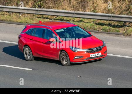 2016 Red Vauxhall Astra 1.4i Turbo Elite Nav Hatchback 5dr benzina UK traffico veicolare, trasporto, moderne, auto berlina, sull'autostrada M61, Manchester, Regno Unito Foto Stock