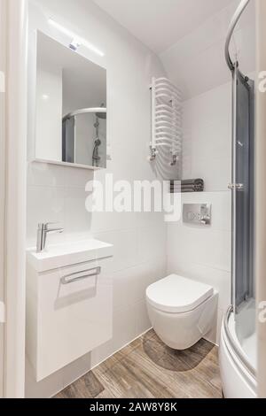 Eleganza e bagno accogliente dei vostri sogni. Interno vero, piccolo bagno con vasca, lavandino e wc ciotola Foto Stock