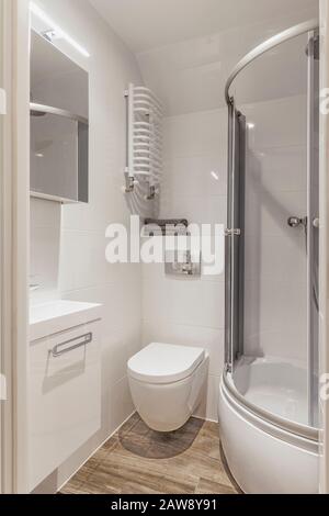 Eleganza e bagno accogliente dei vostri sogni. Interno vero, piccolo bagno con vasca, lavandino e wc ciotola Foto Stock