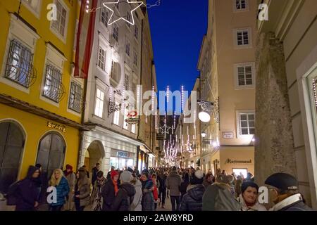 Salisburgo, Austria - 31 dicembre 2013: Via Getreidegasse, alla casa natale di Wolfgang Amadeus Mozart di notte la vigilia di Capodanno Foto Stock