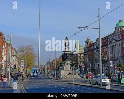 Statua bronzea del leader politico e dell'emancipatore cattolico Daniel o`Connel dello scultore John Henry Foley e scultura moderna di Dublino Sspire in una strada Foto Stock