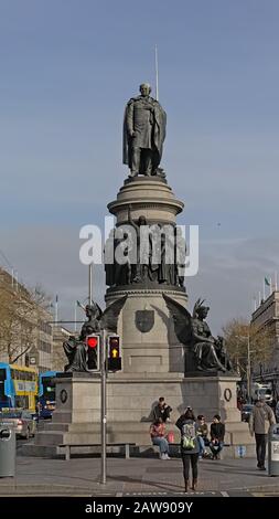 Statua bronzea del leader politico e dell'emancipatore cattolico Daniel o`Connel dello scultore John Henry Foley a Dublino, Irlanda Foto Stock