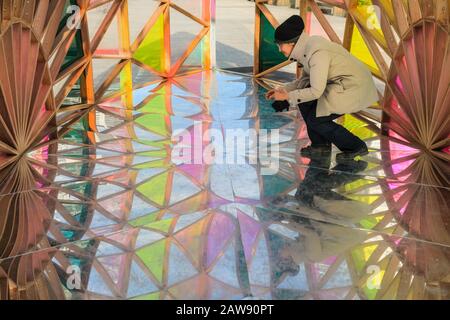 Coal Drops Yard, Londra, 07th Feb 2020. La gente gode dei riflessi colorati e dei motivi del 'Tempio delle Palme', installazione libera di opere d'arte all'aperto di Luke Jerram, ispirato alla cupola del Brunelleschi della Cattedrale di Firenze. La struttura a cupola della lamella è particolarmente colorata in un luminoso sole. Fu commissionato da Sky Arts in Italia per la presentazione in Piazza Lewis Cubitt, vicino alla Croce del Re e rimarrà in situ fino al 17th febbraio 2020. Credito: Imageplotter/Alamy Live News Foto Stock