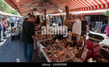 Nizza, Francia - 18th maggio 2015: Shopping popolare al Cours Saleya mercato antico nella città di Nizza, Francia Foto Stock