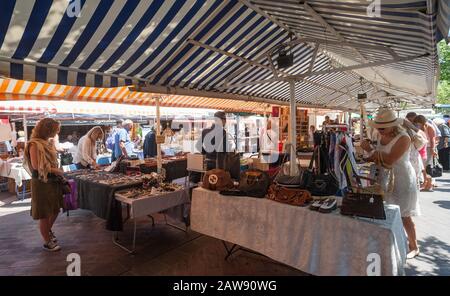 Nizza, Francia - 18th maggio 2015: Shopping popolare al Cours Saleya mercato antico nella città di Nizza, Francia Foto Stock