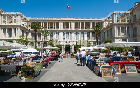 Nizza, Francia - 18th Maggio, 2015: Antiquariato in vendita presso il famoso mercato di antiquariato Cours Saleya nel centro storico di Nizza, Francia Foto Stock