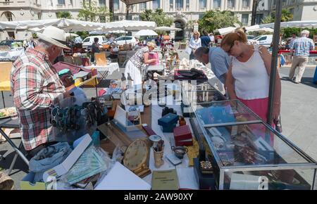 Nizza, Francia - 18th Maggio, 2015: Antiquariato in vendita presso il famoso mercato di antiquariato Cours Saleya nel centro storico di Nizza, Francia Foto Stock