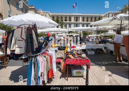 Nizza, Francia - 18th Maggio, 2015: Stalla vendita di abbigliamento al famoso mercato di antiquariato Cours Saleya nel centro storico di Nizza, Francia Foto Stock