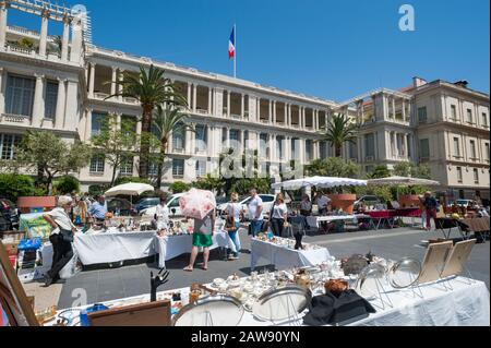 Nizza, Francia - 18th Maggio, 2015: Antiquariato in vendita presso il famoso mercato di antiquariato Cours Saleya nel centro storico di Nizza, Francia Foto Stock