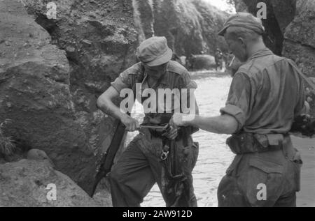 Azione 4-4 Cacciatori Di Battaglione A Magetan, East Java Operation Clean Ship. Patrol passa attraverso un corso d'acqua Data: 29 marzo 1949 luogo: Indonesia, Java, Indie orientali olandesi Foto Stock