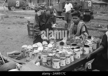 Ponte sul Lau Renoem, 8th Campo Genius truppe olandesi è andato a Sidikalang. Padre P.A. Ranzewinkel non ha occupato e si rende utile nel campo cucina apertura lattine Data: 30 dicembre 1948 posizione: Indonesia, Indie Orientali olandesi, Sidikalang, Sumatra Foto Stock