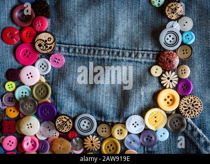 bottoni da cucito su jeans denim sfondo Foto Stock