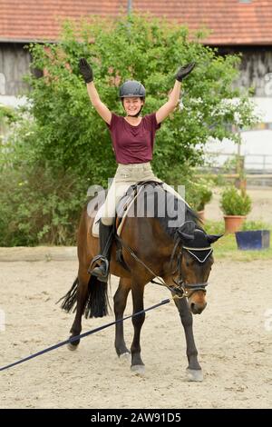 Lezione di equitazione, ragazza sul pony tedesco Foto Stock