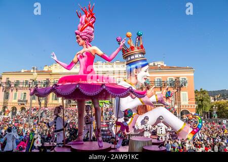 Nizza, Costa Azzurra, Francia - 24 febbraio 2019: Carnaval de Nice, Questo anno tema Re del Cinema (ROI du Cinéma) - Re del Carnevale si muove oltre Foto Stock