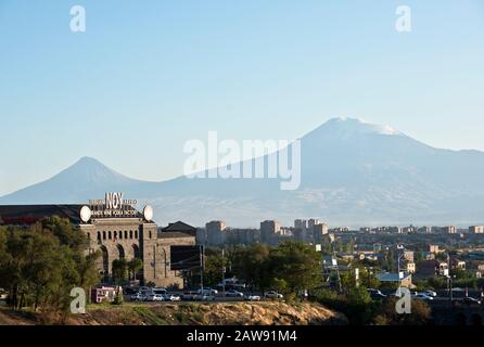 Monte Ararat E La Fabbrica Di Vino Brandy Vodka Yerevan Noy. Armenia Foto Stock