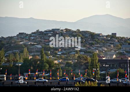 Yerevan: Monte Ararat come sfondo di un'area baraccopoli. Armenia Foto Stock