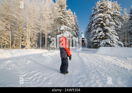 Toddler nella foresta di neve. Avventura, una passeggiata nel parco invernale Foto Stock