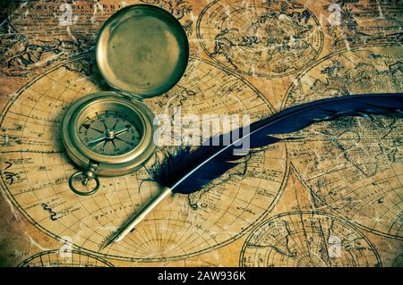 penna blu quill, bussola antica e vecchia mappa Foto Stock