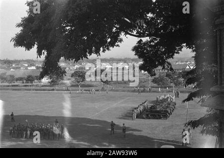 Presentazione dei premi al maggiore e tenente Luchsinger Forest Bandung Su un campo di calcio sono cinque carri armati Stuart della 2nd Squadron Armored Cars redatto. Prima di equipaggio in piedi. Ha lasciato una guardia d'onore. Di fronte al campo, una fila di sedie Data: 2 novembre 1946 Ubicazione: Bandung, Indonesia, Indie Orientali Olandesi Foto Stock