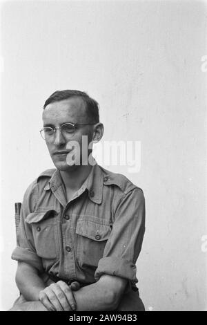 Ritratto immagini (varie) [Fotografie passaporto] Ritratto di un soldato senza insegna (bicchieri) Data: 01/01/1947 luogo: Indonesia , Indie Orientali olandesi Foto Stock
